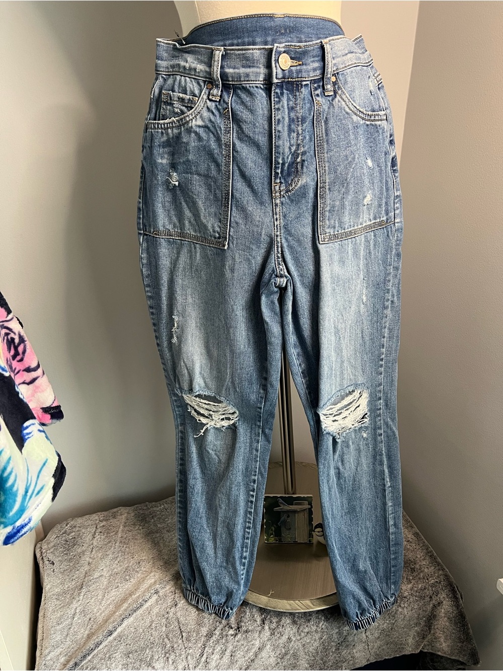 Rewash Junior's Size 1 Mid-Rise Jogger Distressed Medium Wash Blue Denim Jeans